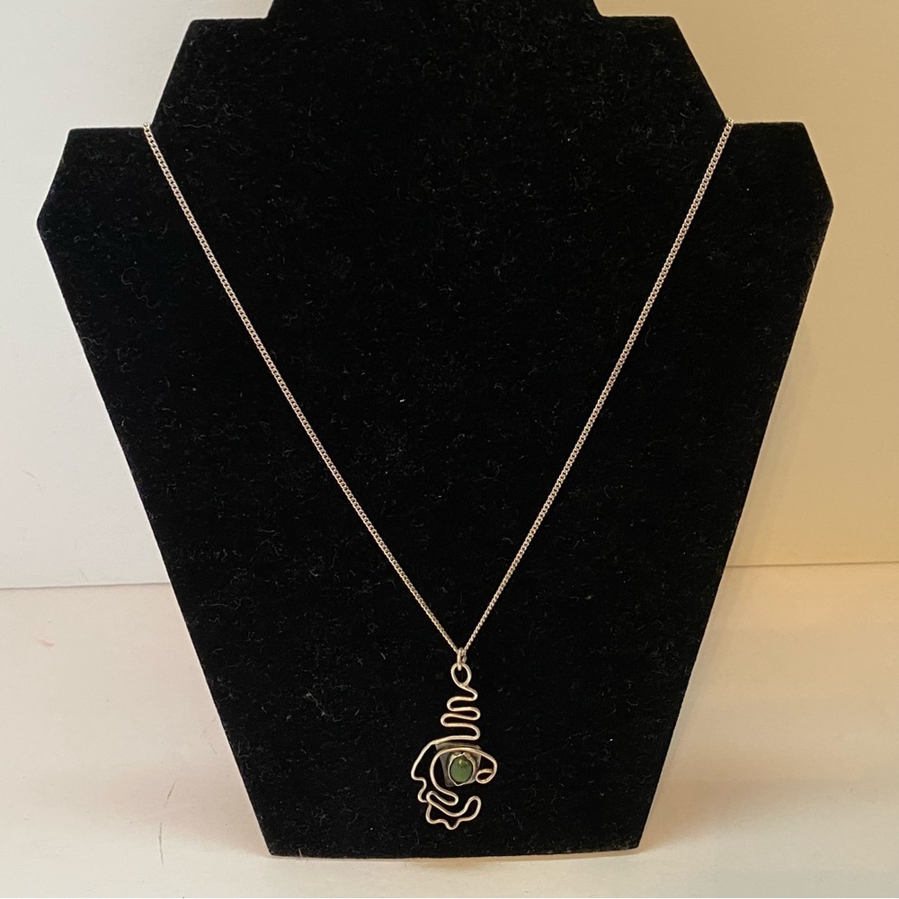 NECKLACE STERLING SILVER CHAIN 18” LONG SWIRL PENDANT GREEN JADE STONE
